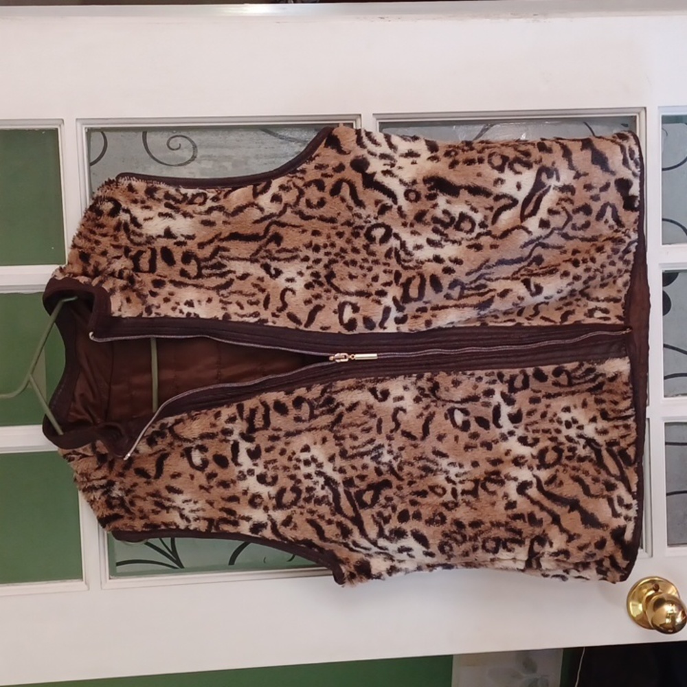 Reversible vest animal print and brown,  size large casual identity